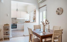 Stylish Central Renovated Apartment